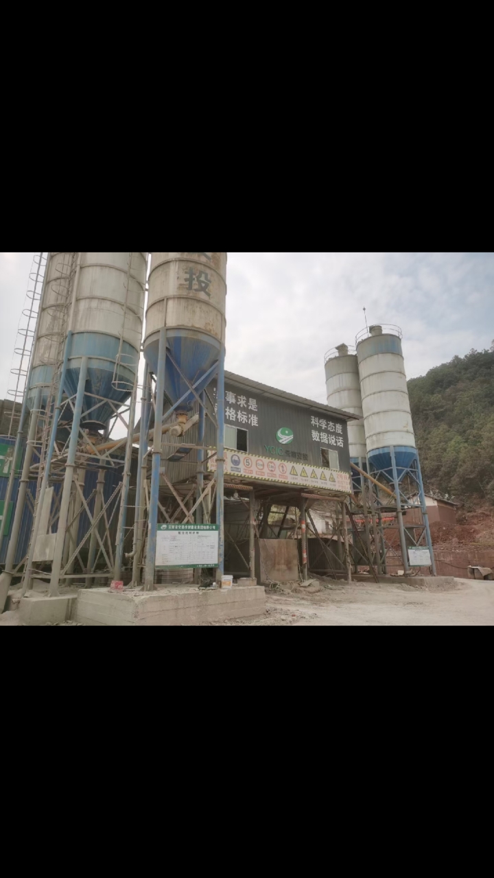 旅游进行时#云南:18年双线1000型搅拌站,5个水泥罐