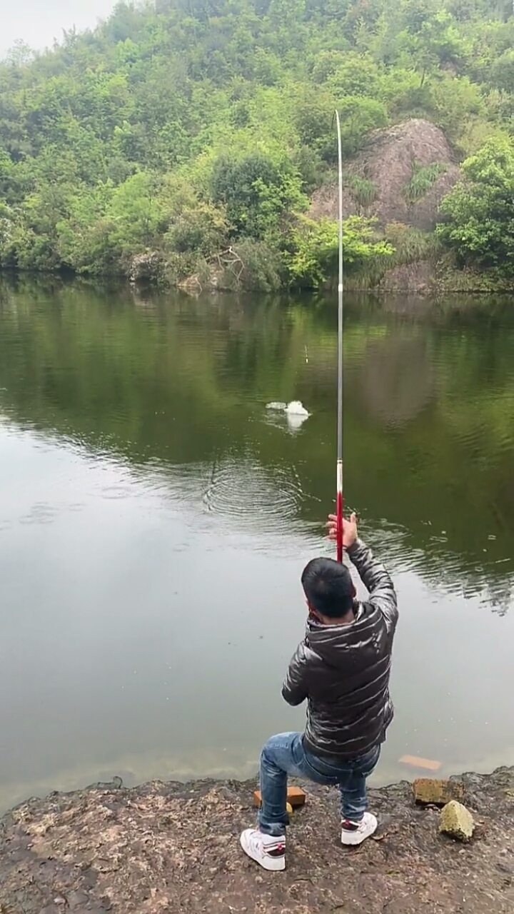 户外钓鱼#终于抓拍到一次中鱼精彩的画面,每次中都拍不好