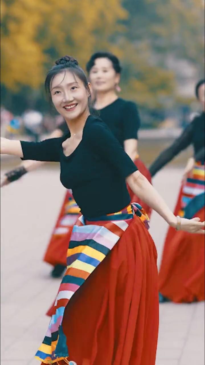 最美广场舞小红老师领舞次真拉姆舞姿优美漂亮