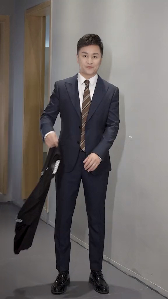 看惯了我穿西装打领带今天玩点新花样
