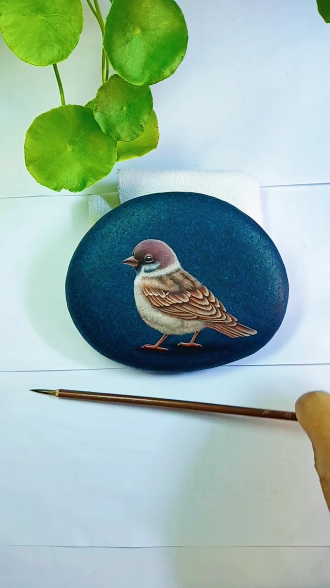 寻找最牛手艺人石头画画麻雀今天又在石头上画了只麻雀只要努力用心去