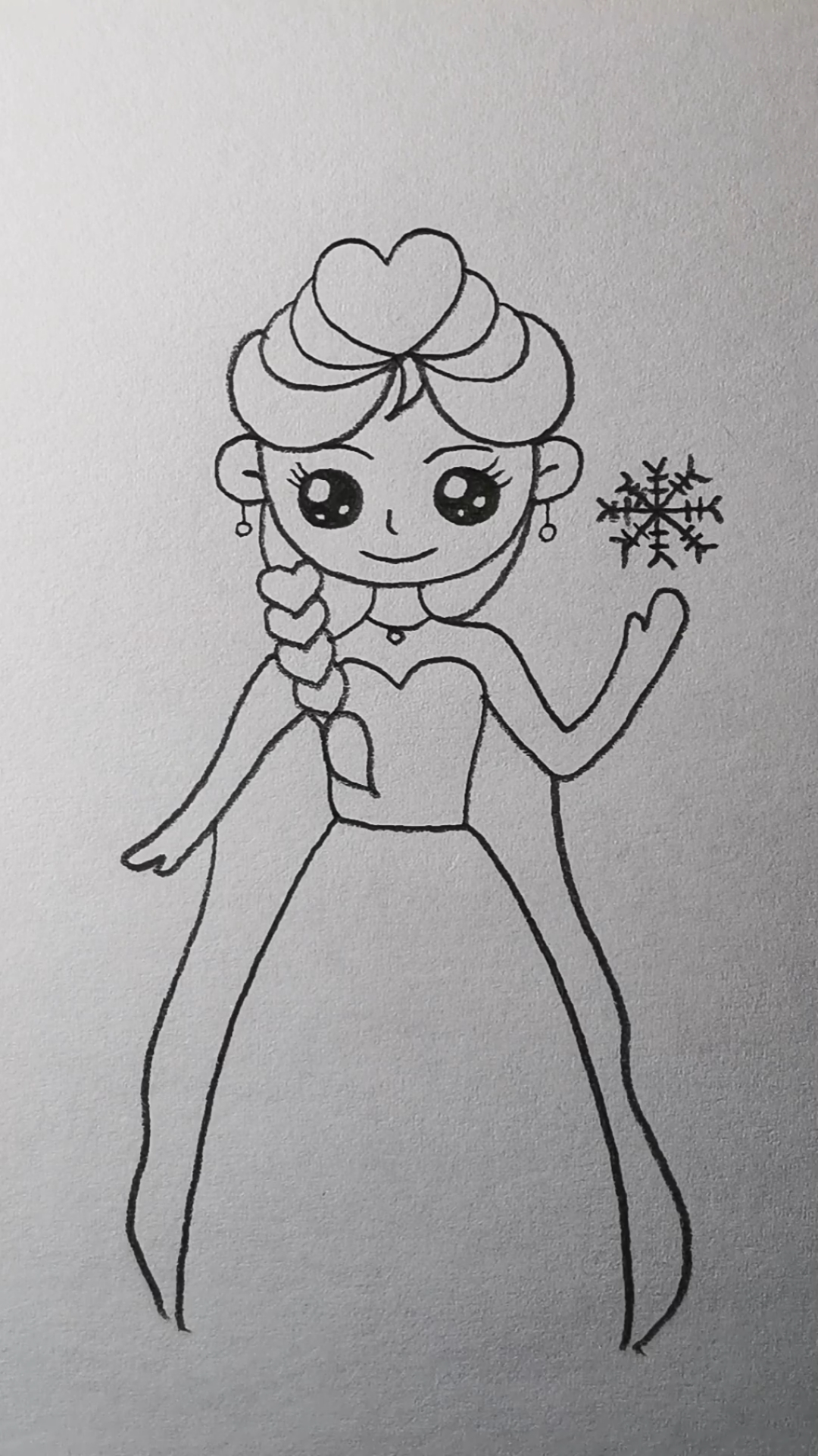 用"爱心"画可爱的艾莎.