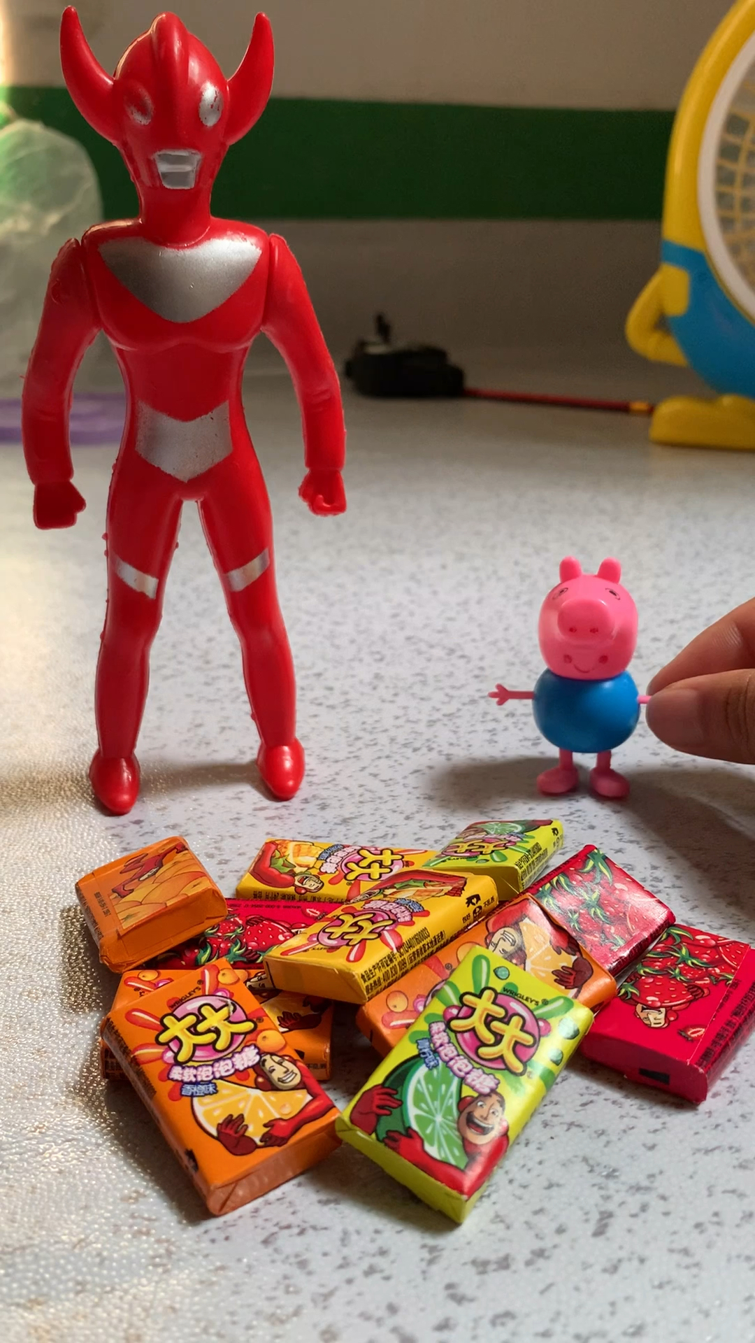 奥特曼爱吃泡泡糖还是小猪佩奇爱吃-度小视