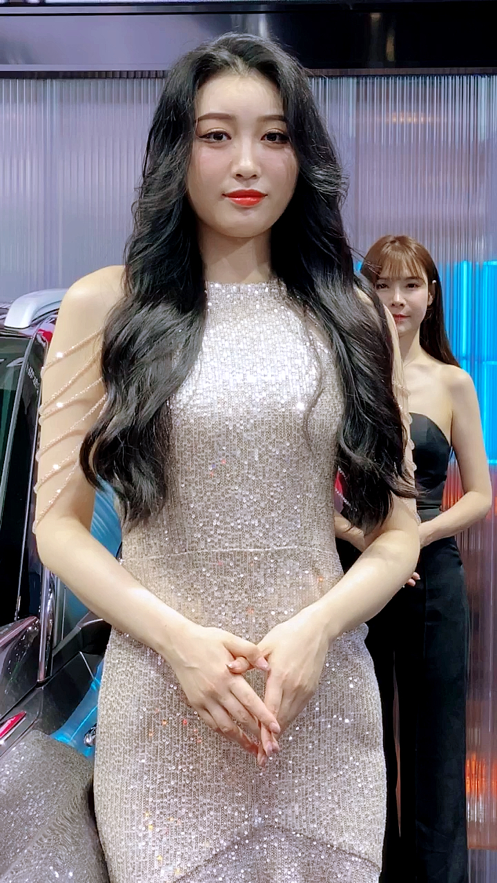 美女车模2021上海国际车展胖车模珠圆玉润
