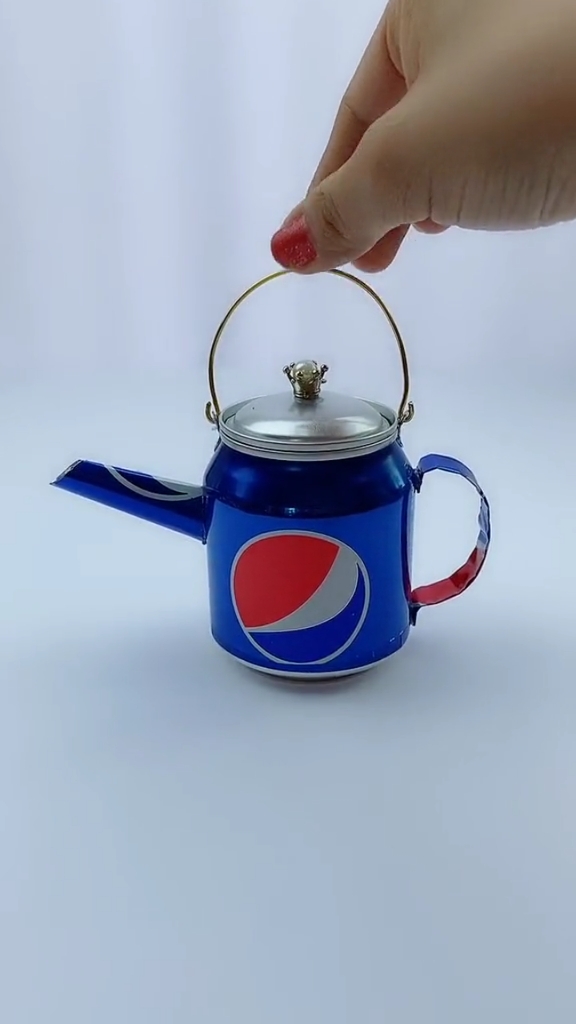 家里喝完的易拉罐千万不要在扔了.轻松做一套装饰品是不是很可爱呢!