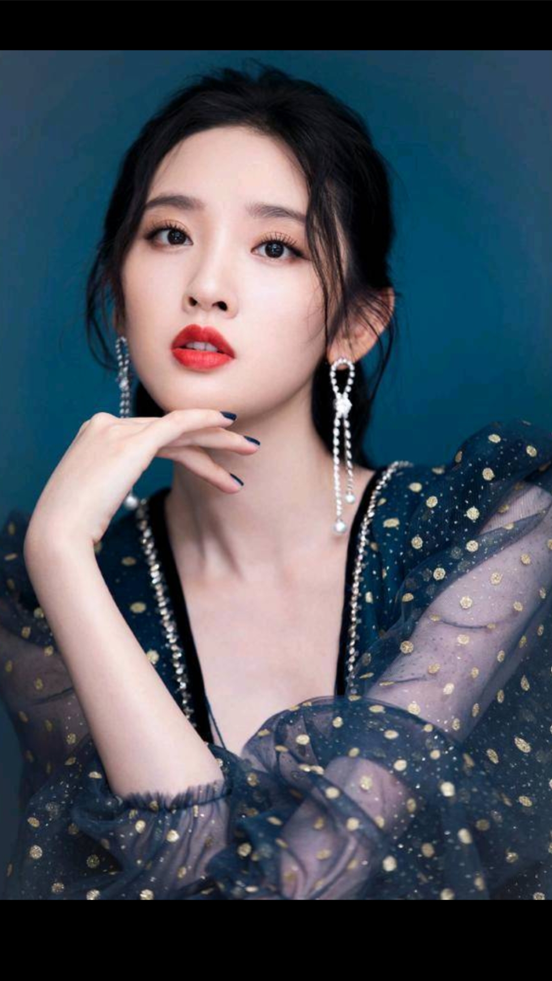 唐艺昕身材真好,一袭蓝色深v波点纱裙效果魅力十足