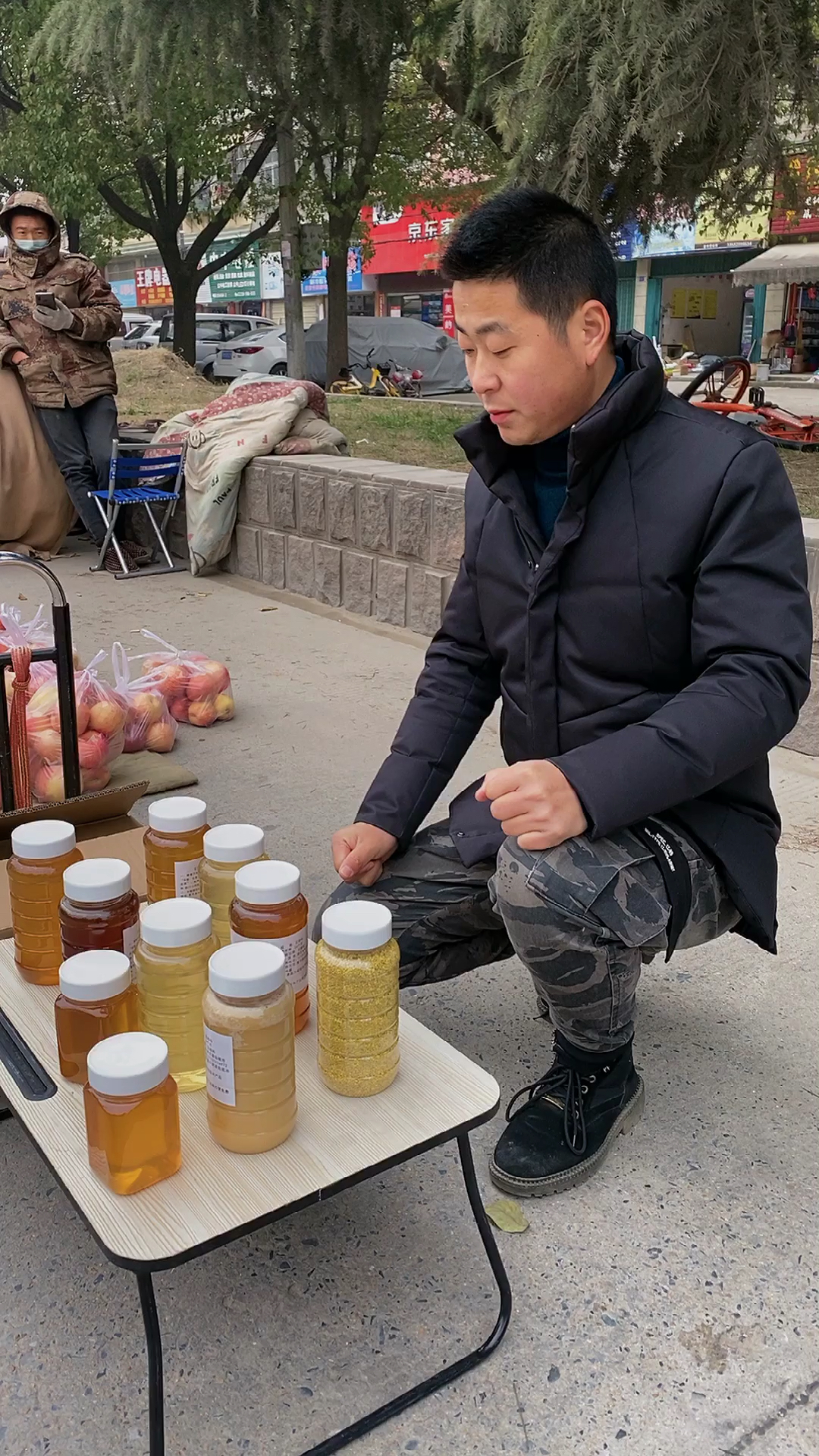 今天摆摊碰到二姨了,准备上前送给她一瓶蜂蜜的她瞧不起我摆摊说丢