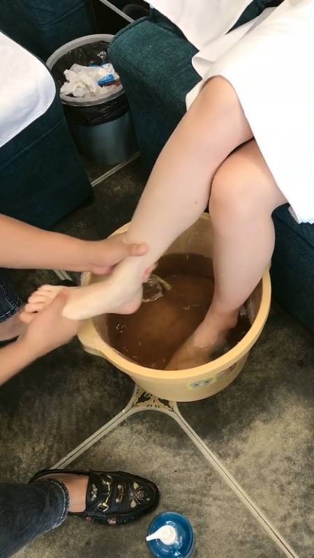 七夕没空到老婆出去玩给老婆洗洗脚给她赔罪-全民小视频