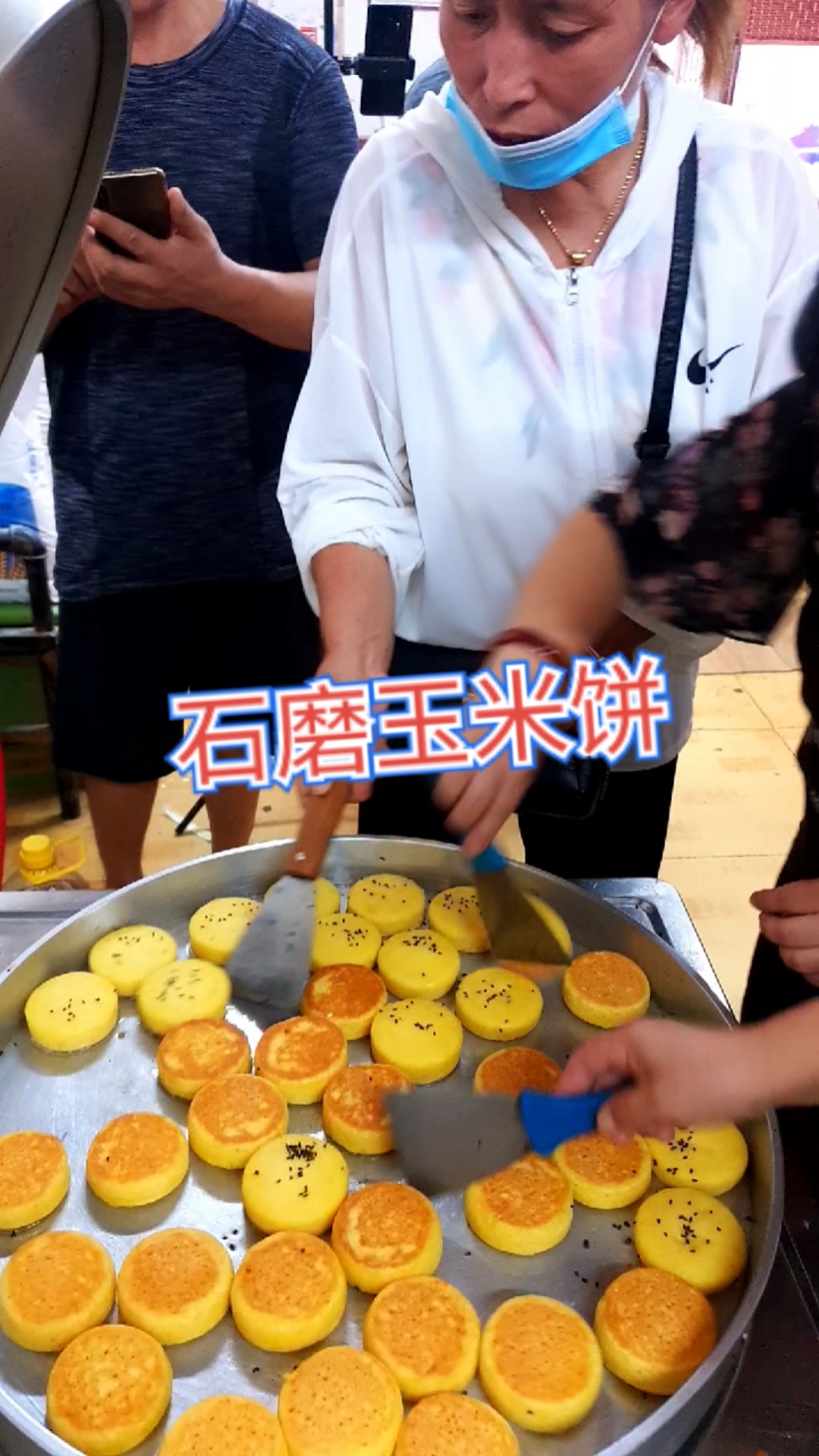 美食看中国石磨玉米饼制作