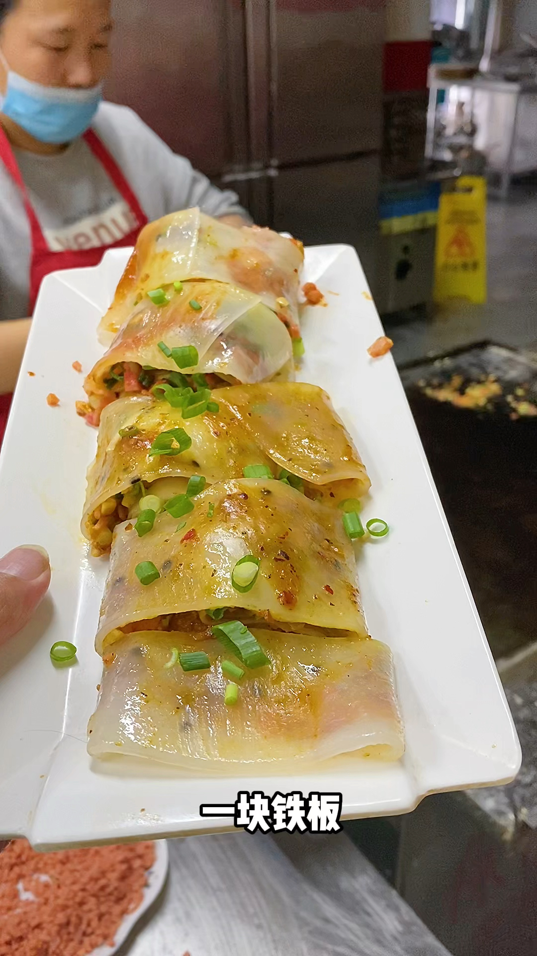 每天出摊铁板凉皮,配菜丰富老少皆宜,出摊儿围满了-度小视