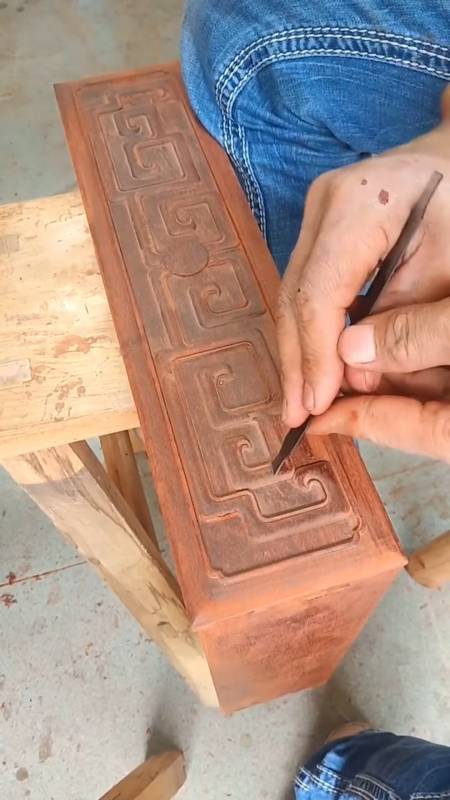 #红木家具制作过程#红木家具雕刻部位细节刮磨,让花纹更加细致平整!-