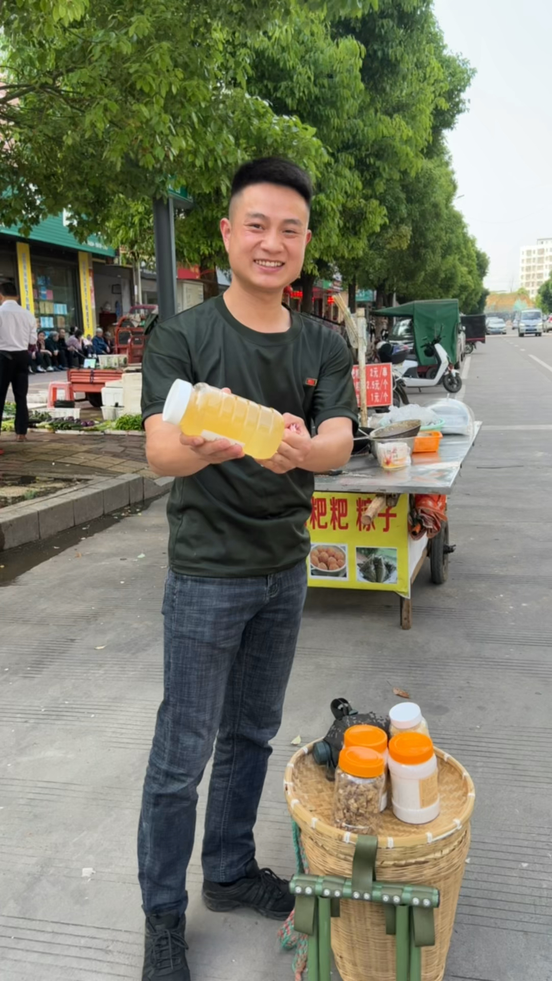 我叫小鹏,生于农村,长于农村,回乡创业想给父母撑起一片天,再难也没有