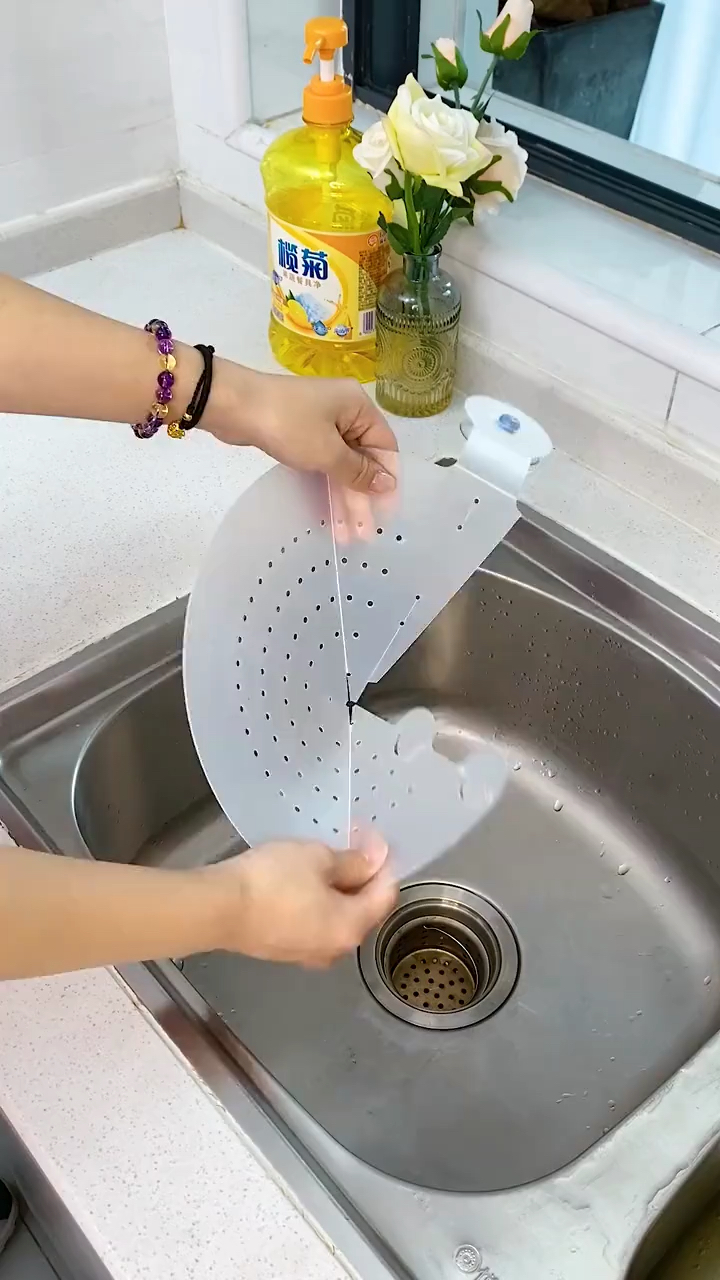 厨房水槽上挂上这个沥水篮,再也不怕残羹剩饭堵住下水道了!