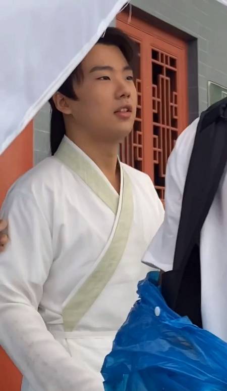 郭麒麟汉服照曝光,完美展现了国风美少年的气质-度小视