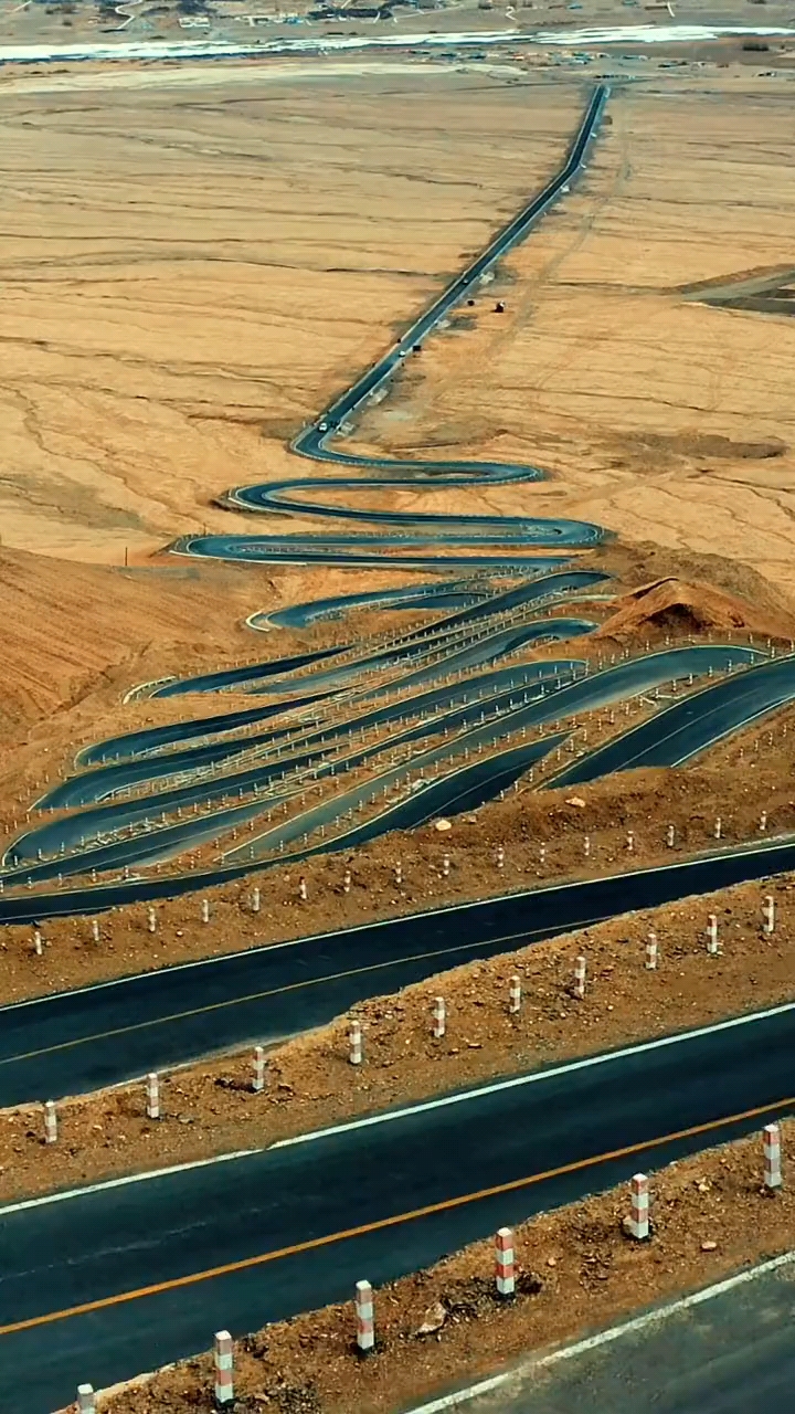 看一看瞧一瞧新疆的瓦恰公路,这弯道这陡坡,这才是真正的山路十八弯!