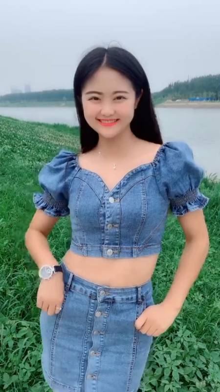 性感美女#重庆妹,快30岁,长得不好看,但是很顺眼,要不你多看两下,不