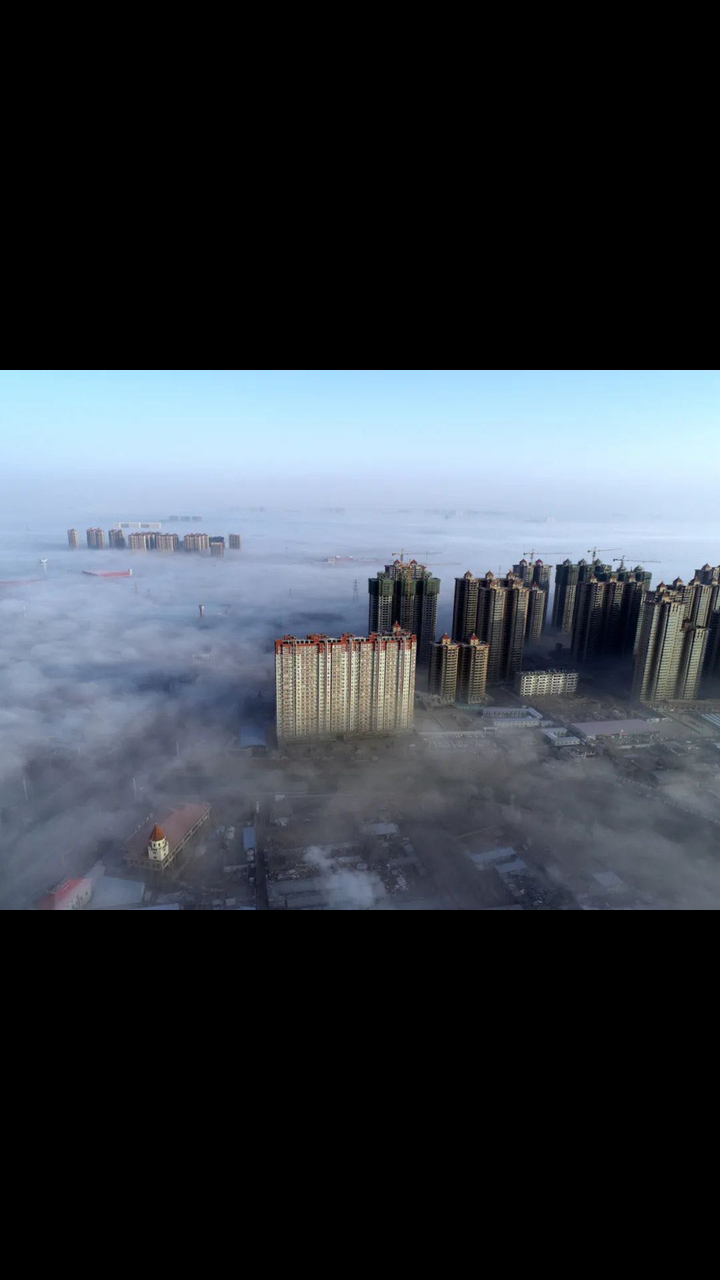 石家庄26日出现平流雾天气部分高层楼宇露出顶部和"腰身",犹如"海市