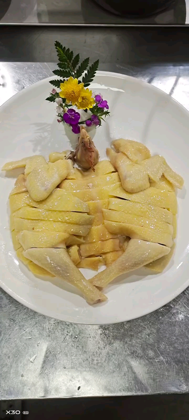 广东白切鸡广东人的拿手菜白切鸡白切鸡摆盘