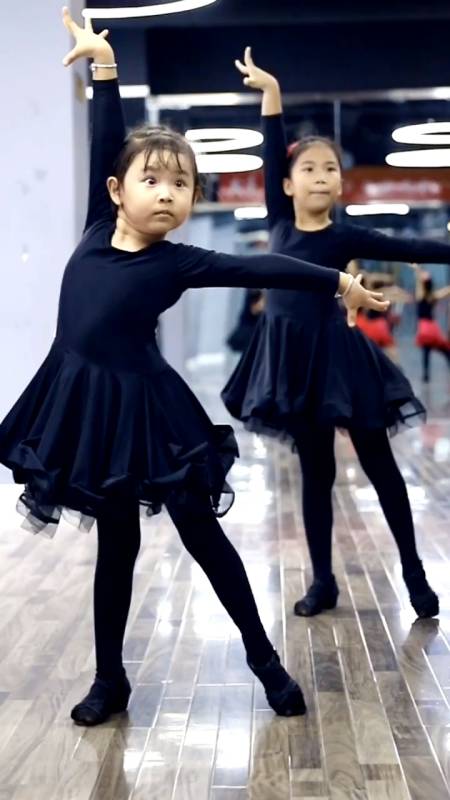 拉丁舞#给咱们狠一个98拉丁舞表情训练,太可爱了-全民小视频