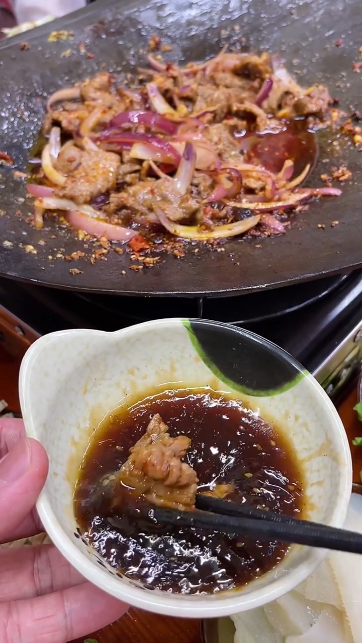 来个特色接地气的锅叉子烤肉,开启烤肉的新模式,大众消费,人人吃得起.