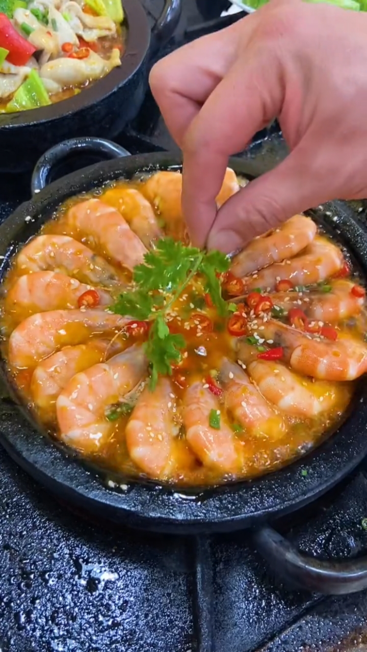 自制美食#石锅大虾,石锅里放入油,放点洋葱出香,然后把大虾倒入石锅