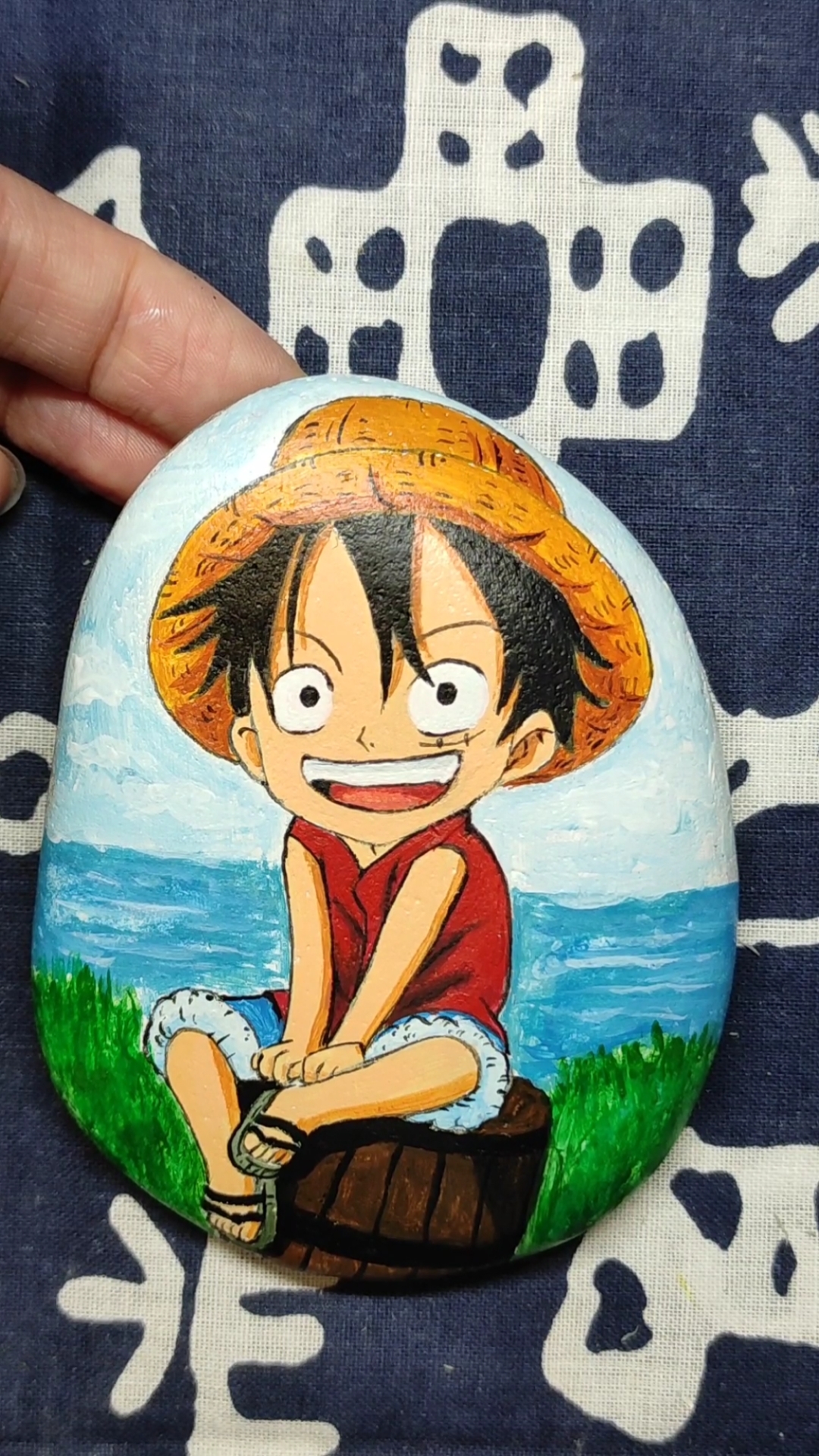 手绘石头画#路飞看似一个嘻嘻哈哈的逗比,却是整个海贼团的顶梁柱