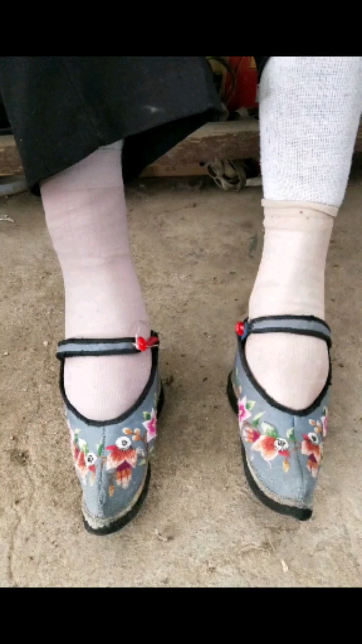 我的鞋40码,老奶奶从12岁开始裹脚,我问她小时候裹脚疼不?她说不疼.