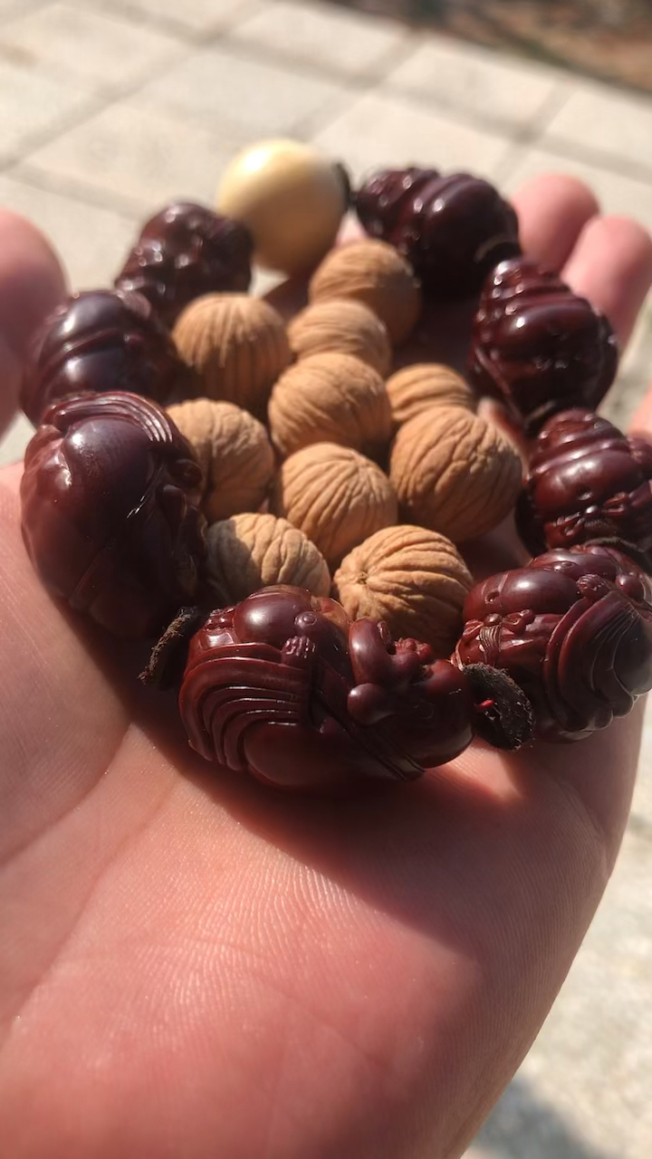 文玩核桃自己的玩物还能凑活吧