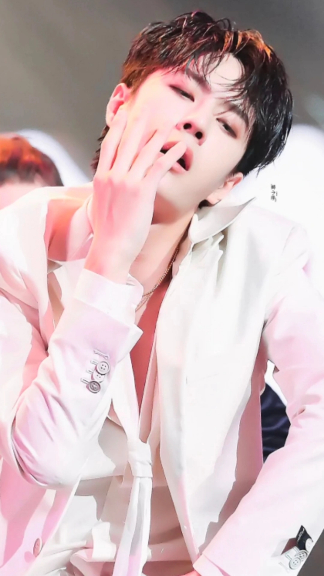 宝藏男孩王一博#王一博跳舞堪称一绝,白色西装太吸睛,天使恶魔秒腔换