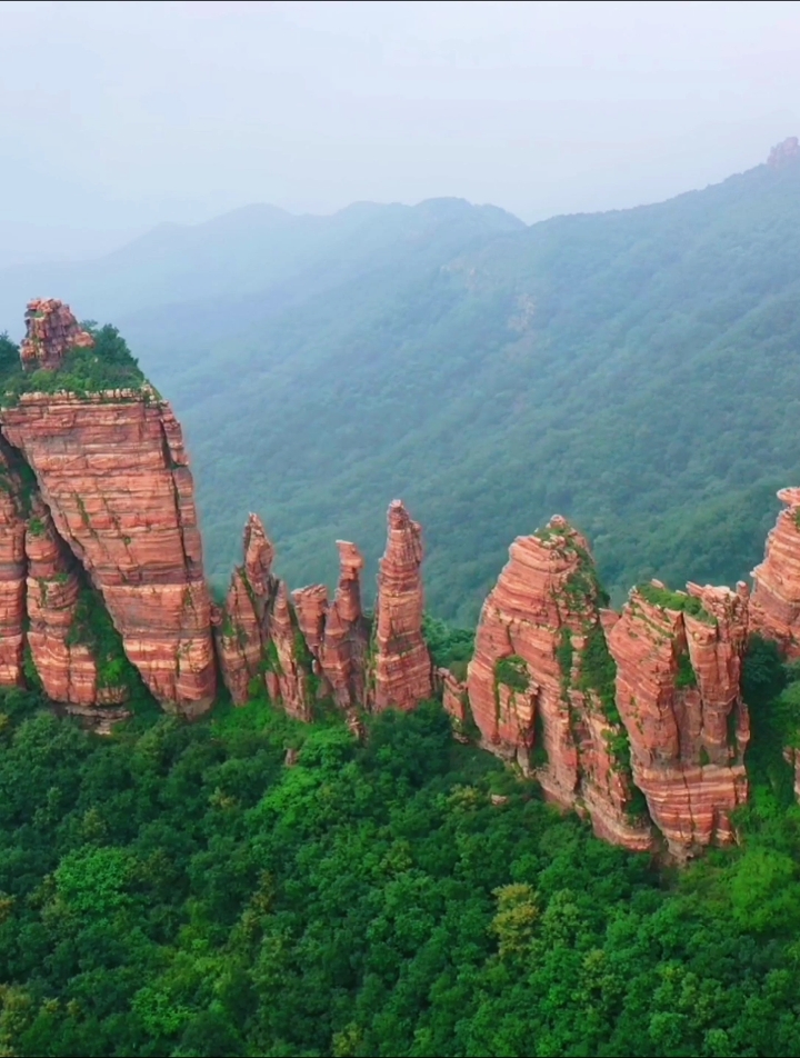 九女峰景区位于嶂石岩景区的东部此景区因九座若仙女玉立的山峰而得名