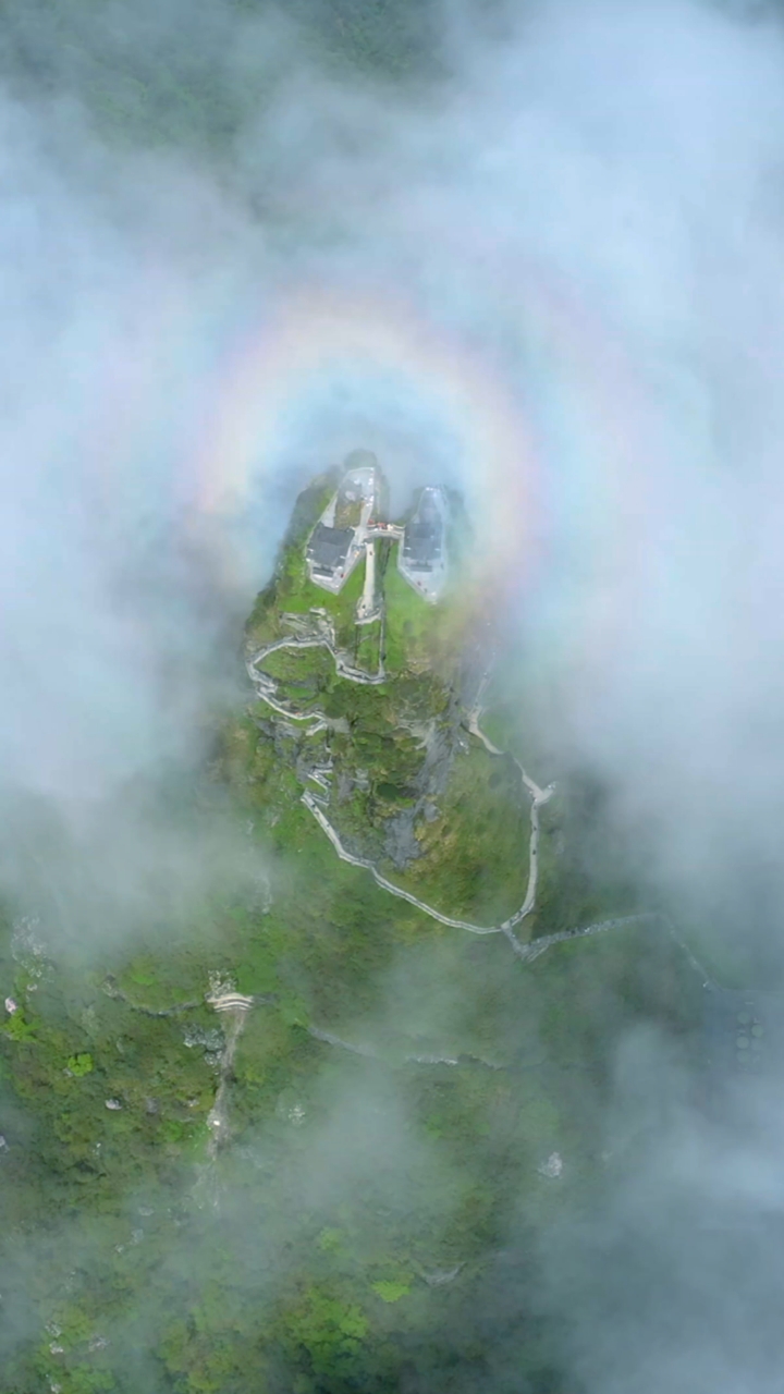 五一出游记太罕见见者幸运贵州梵净山红云金顶正上方显现佛光百年不遇