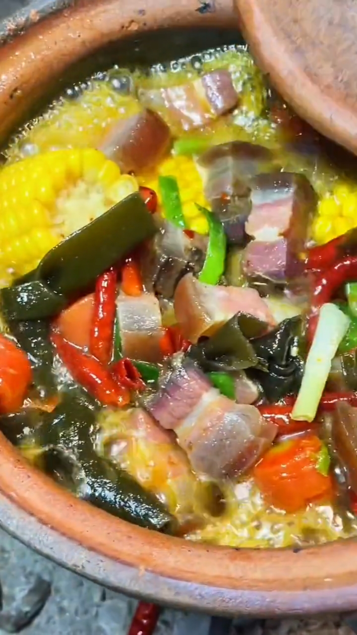 腊肉天冷了今天搞砂锅炖腊肉辣椒得多点腊味