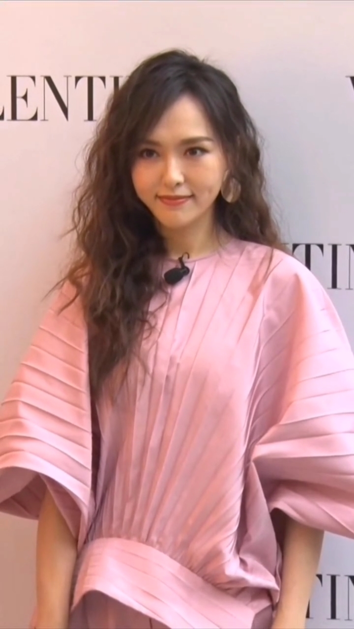 唐嫣,精致妆容配泰迪卷发型变软萌小仙女,笑容甜美超好看.