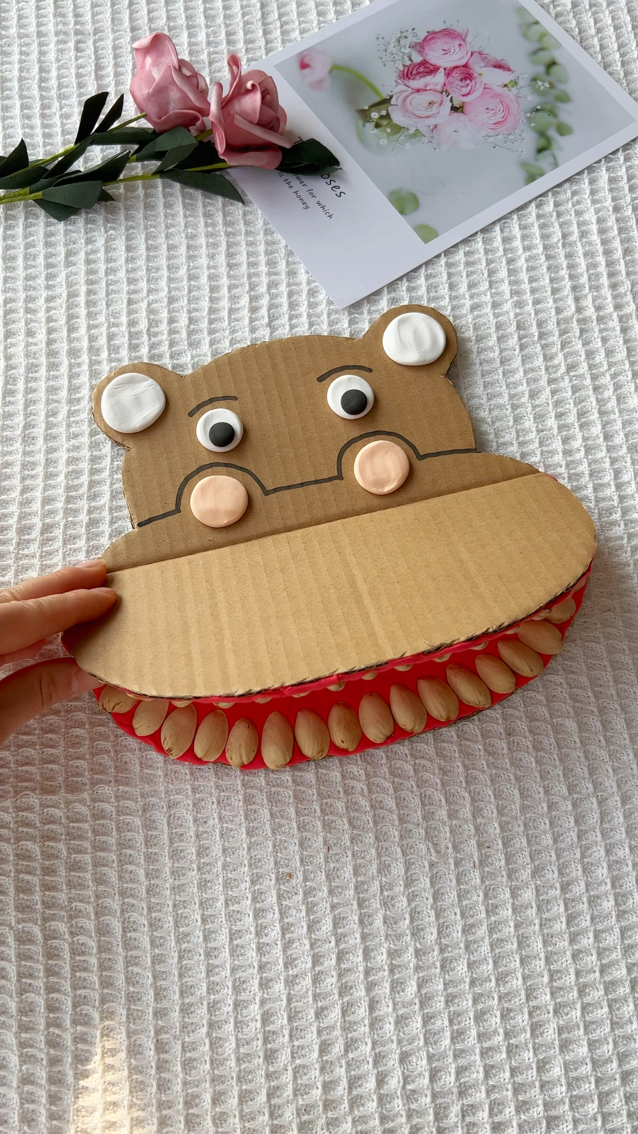 用废纸板和开心果壳就能做爱刷牙的小河马快试试吧幼儿园手工创意手工