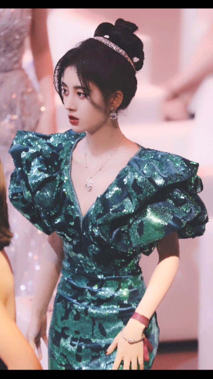 鞠婧祎上台领奖