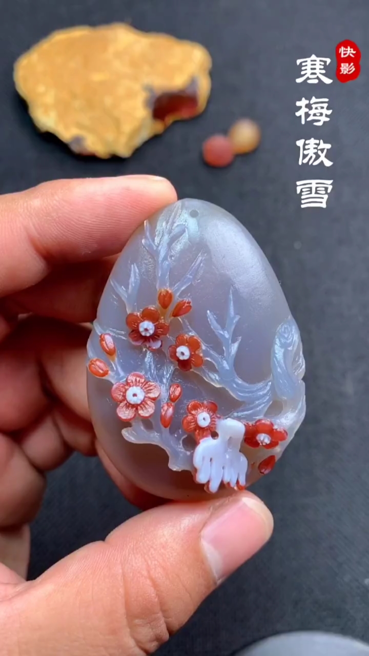 寻找最牛手艺人#寒梅傲雪,玛瑙雕刻梅花挂件吊坠