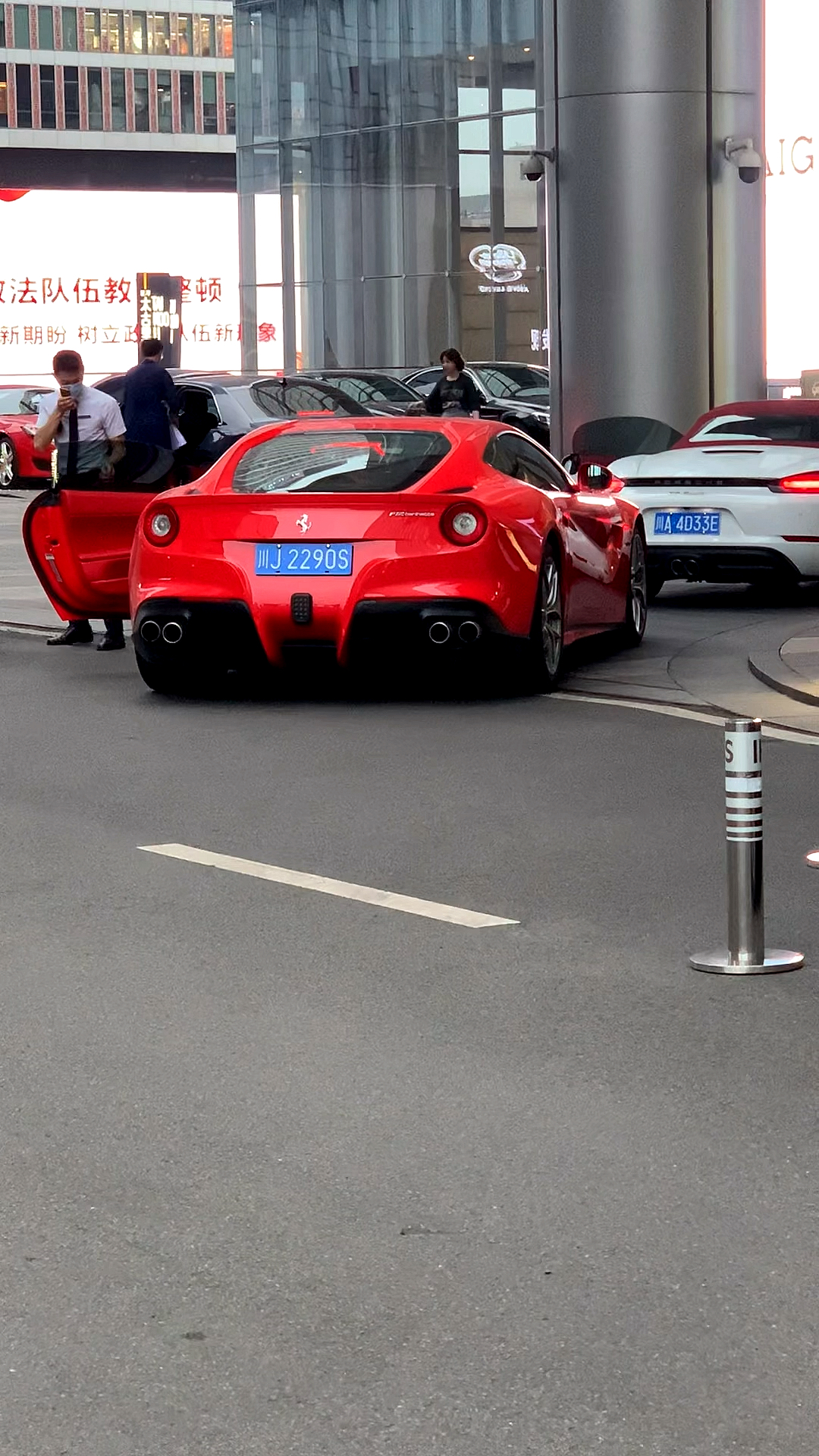 街拍豪车#偶遇遂宁富少开法拉利f12带女友逛ifs买奢侈品,这就是vi的 