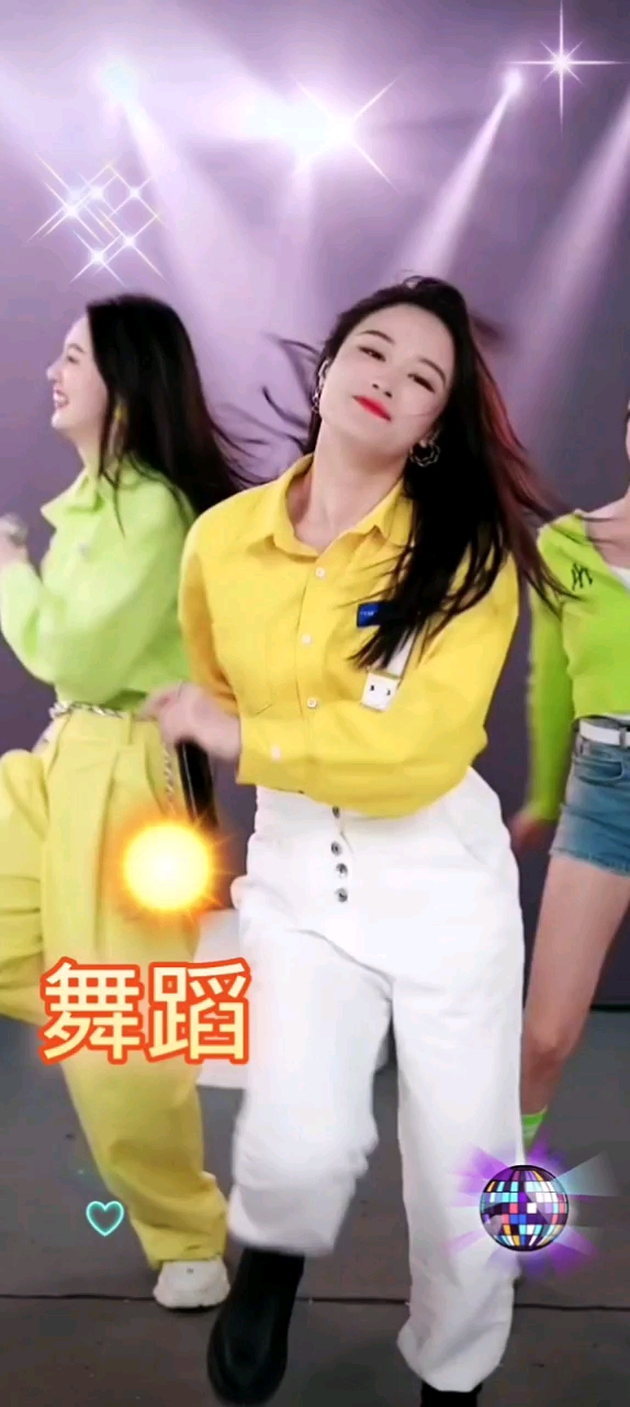 唐艺带着她的俩徒弟跳着带有春天气息的舞蹈好嗨好美