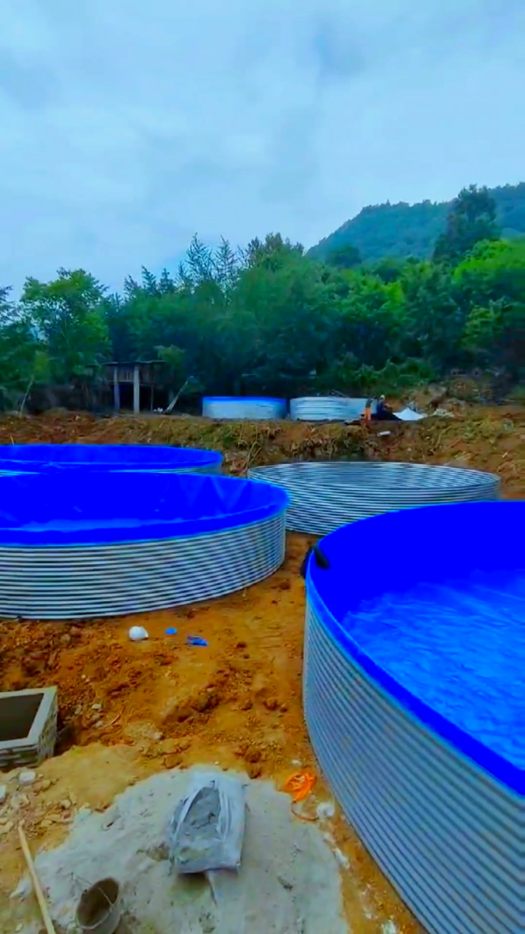 工厂化养鱼贵州地区28套高密度养鱼池安装中在大山里也能养出高品质的