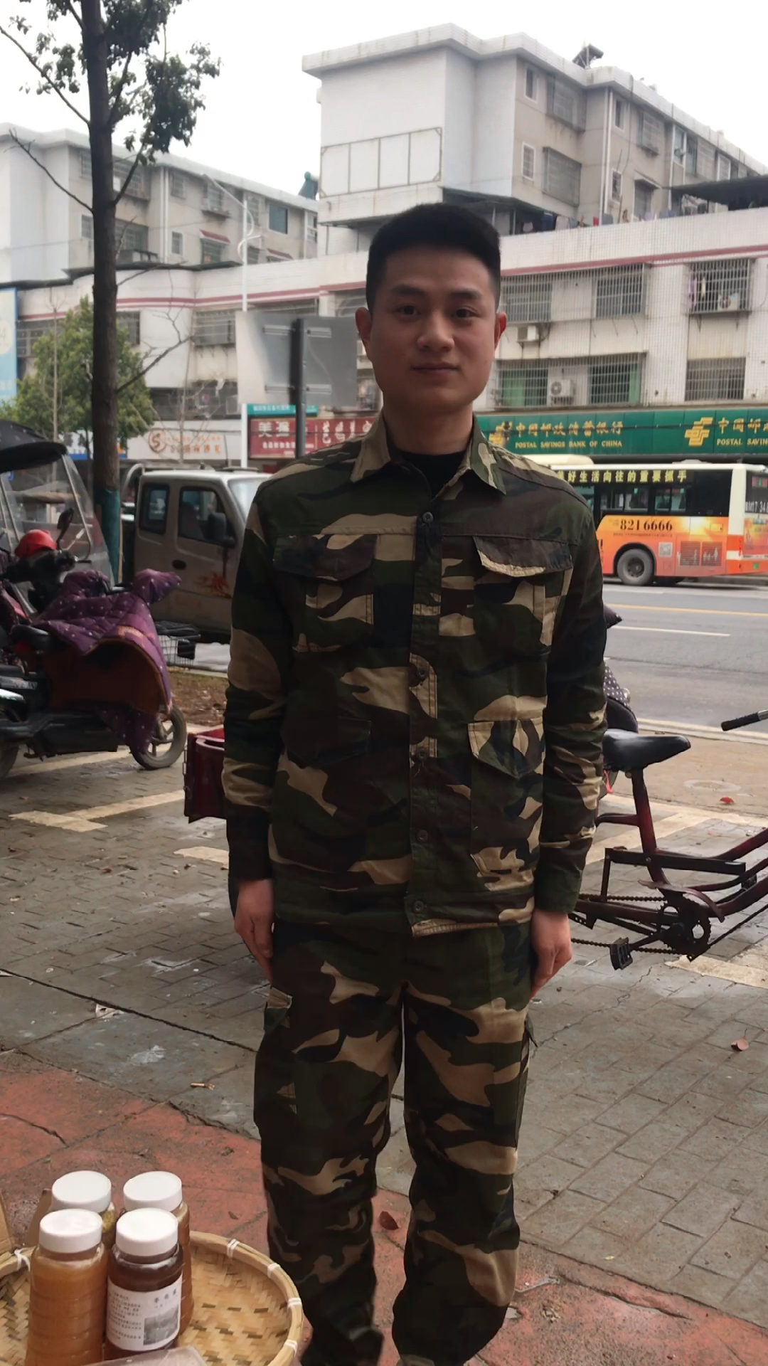 生在农村,不帅但是朴实,没有山珍海味,吃的是自己种的菜,自己养的蜜