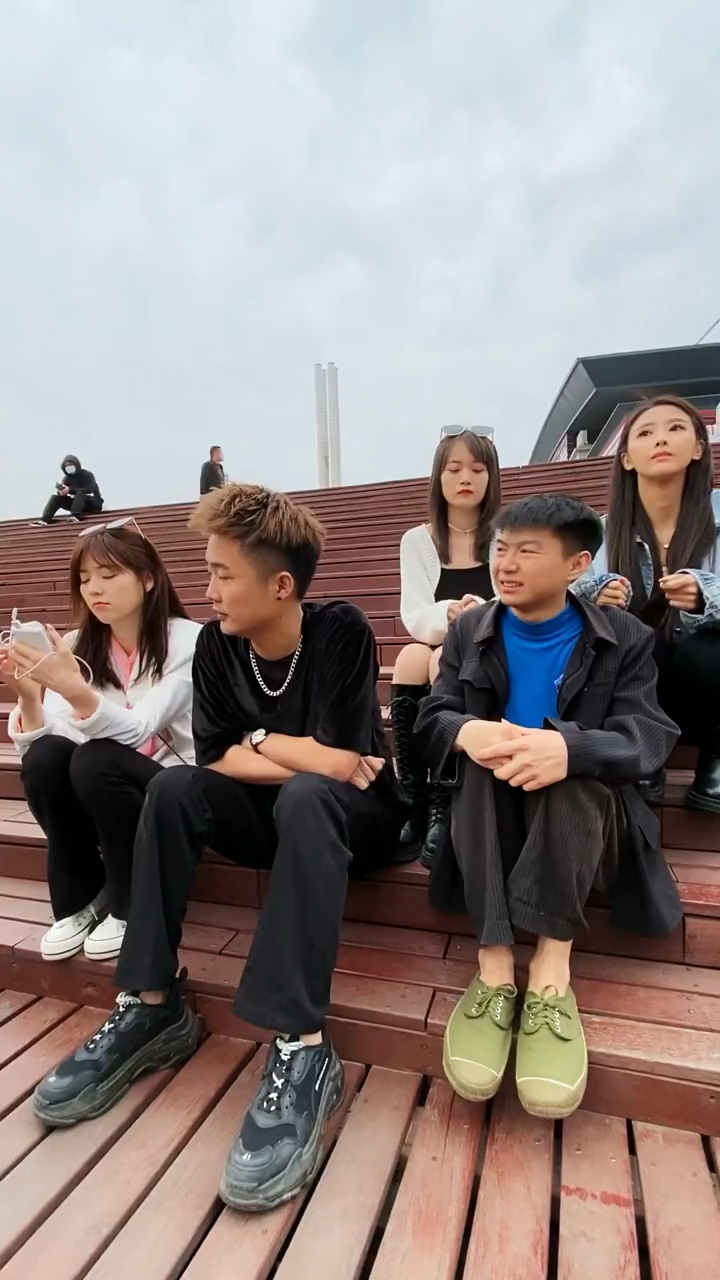 老板的傻儿子也是幸福得很啊