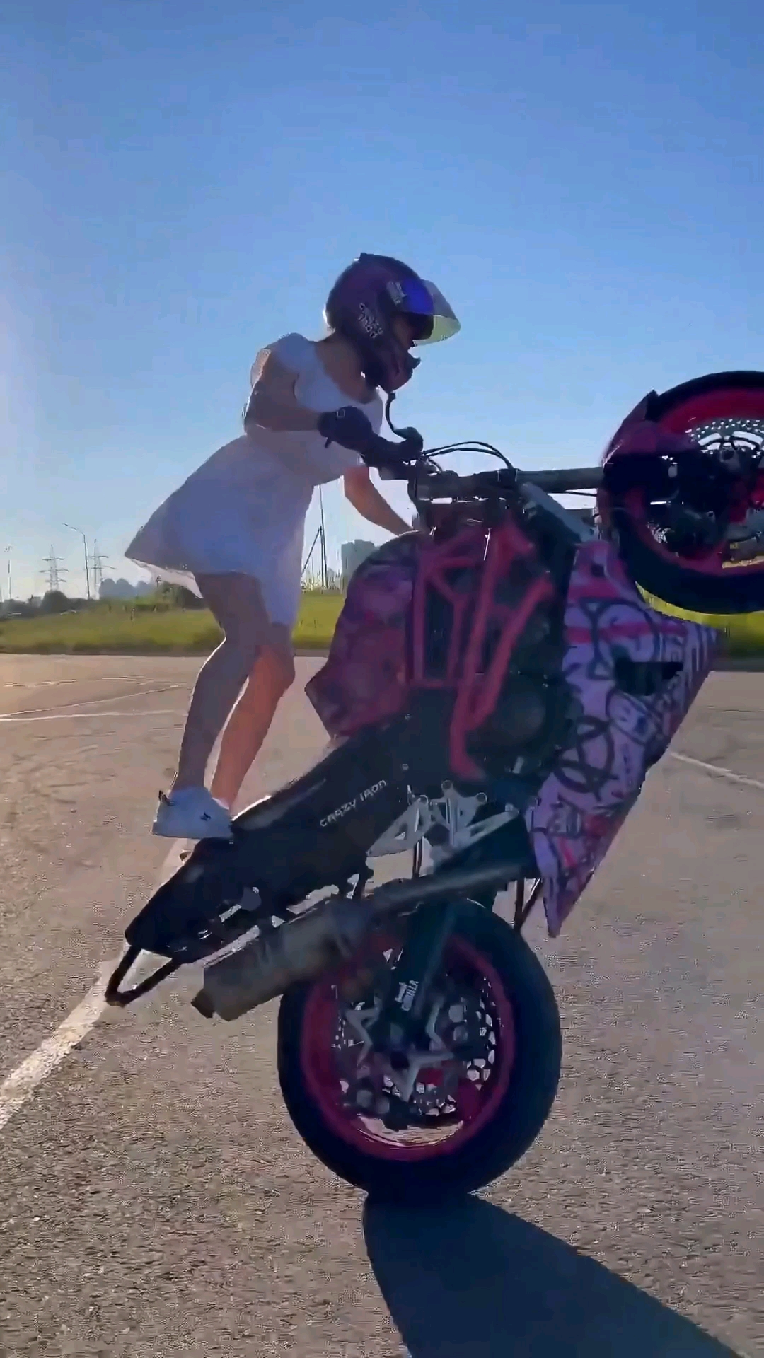 摩托车#穿连衣裙骑摩托车的姐姐-度小视