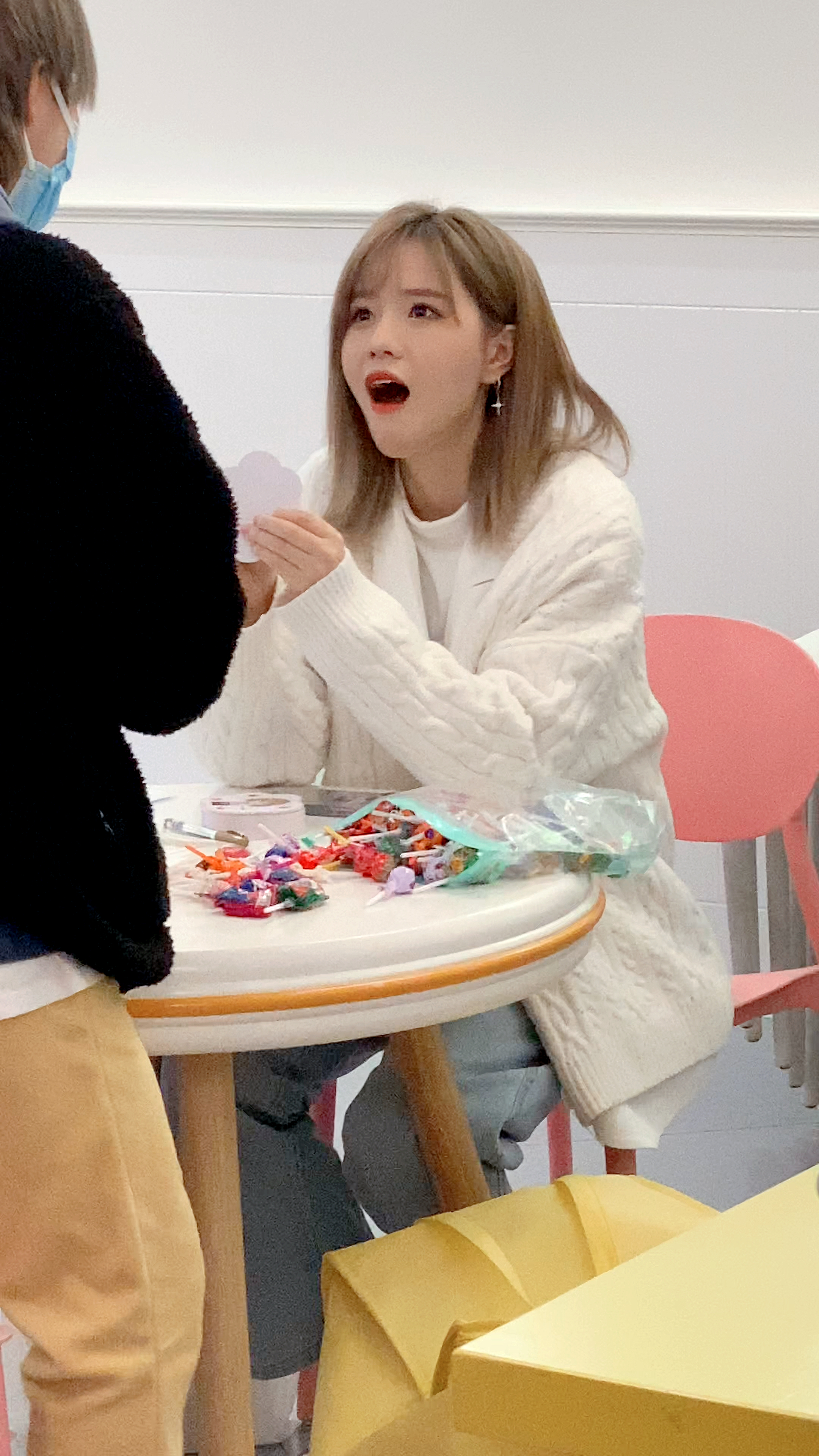 snh48#柏欣妤这是和粉丝在聊什么呢,嘴张的那么大,表情太丰富了!