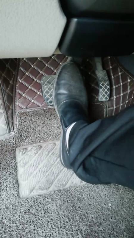 开车就怕错把油门当刹车如何才能避免学会这技巧正脚踩刹车斜脚踩油门