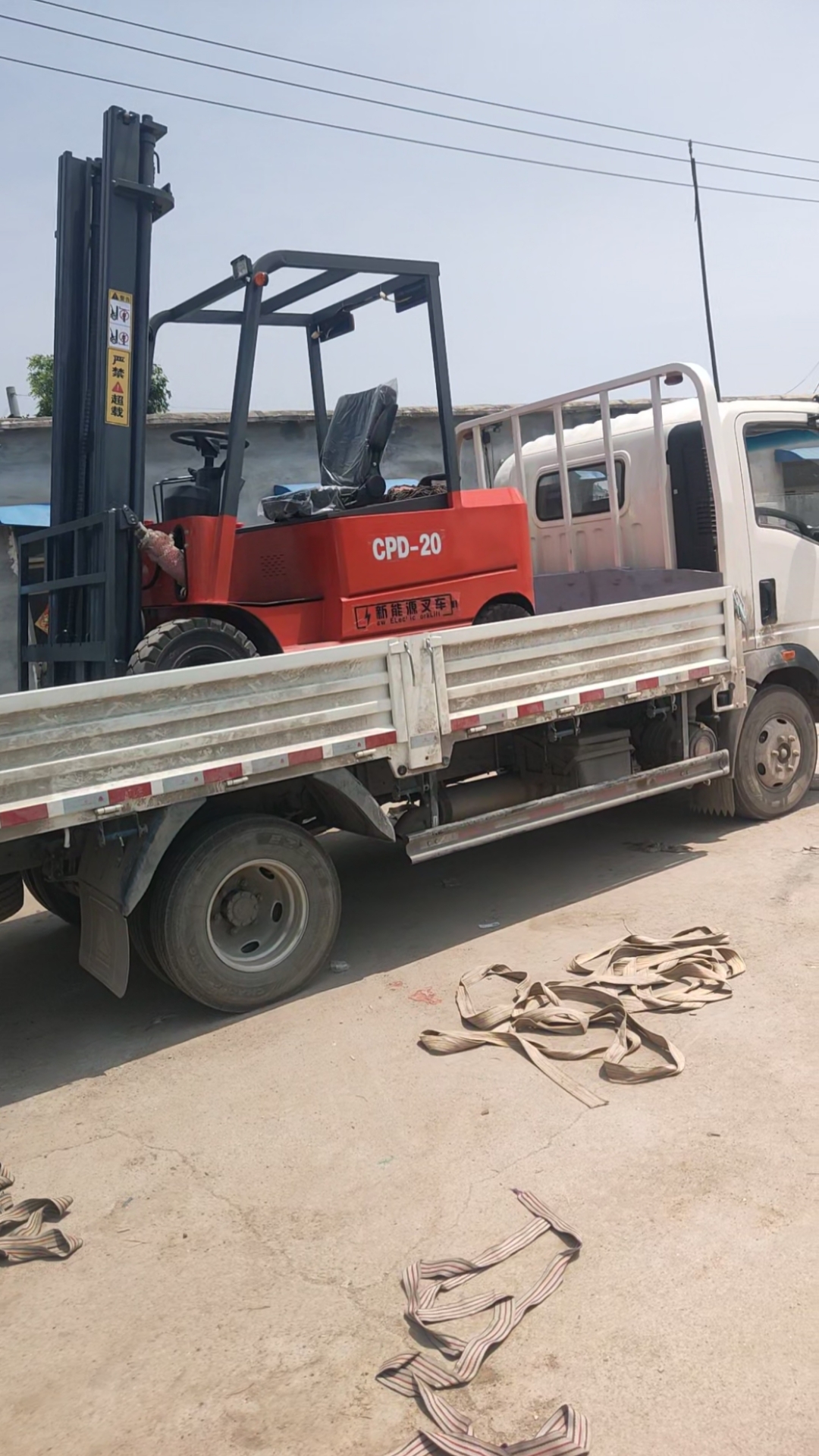 0吨电动叉车,装车发货!感谢客户信任与支持,祝老板生意兴隆[烟花]