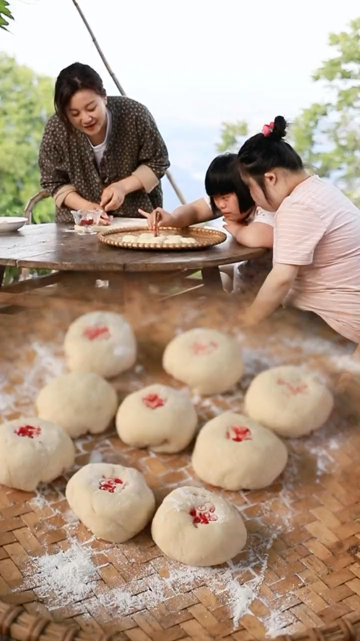 两个小朋友第一次做鲜花饼,居然一次就成功了!