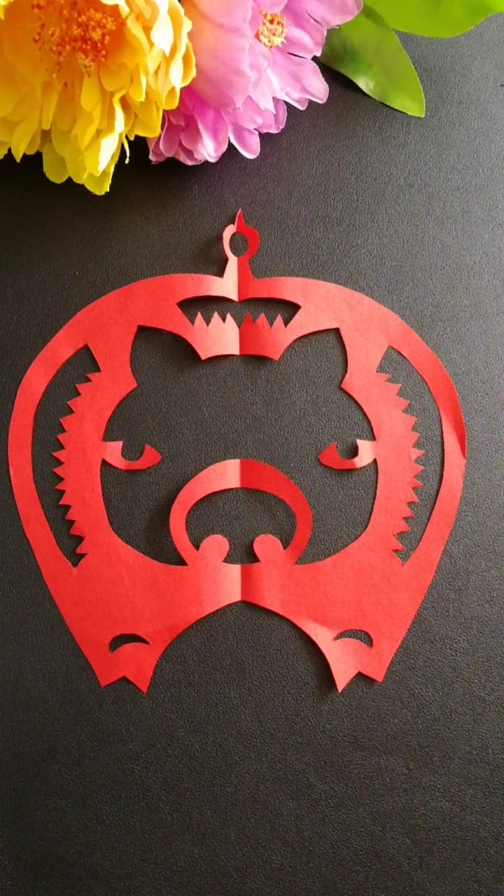 手工剪纸12生肖猪,对折剪款1.