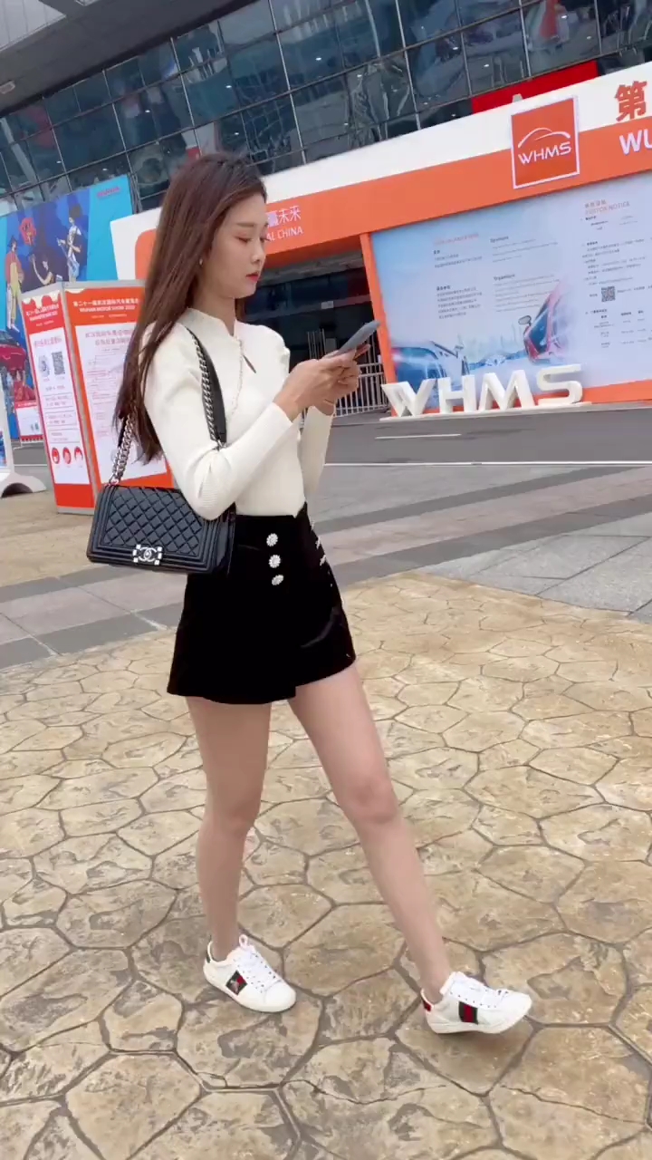 街拍#凉凉小姐姐这么瘦,我居然看到了她的双下巴