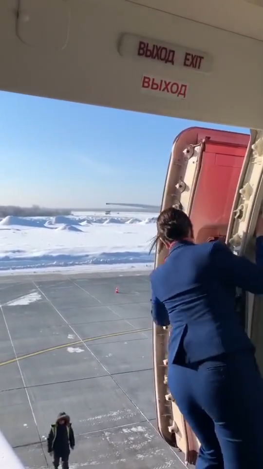 俄罗斯空姐关舱门图片