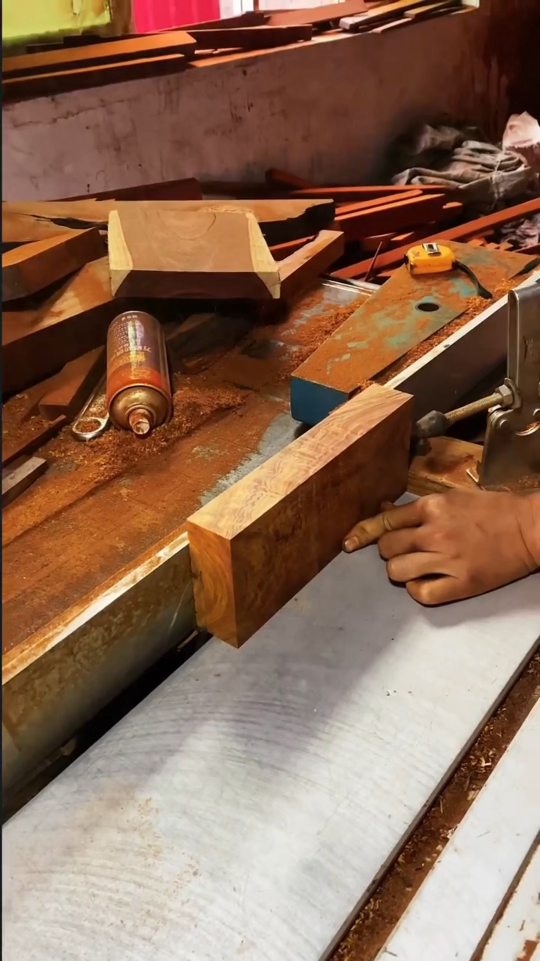 红木家具木材开料过程分享,机械开料让木方大小更加均匀!